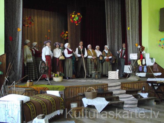 Uzstāšanās folkloras skatē "Ceļā uz Balticu 2012" 2011.gada 15.oktobrī Mežvidos.